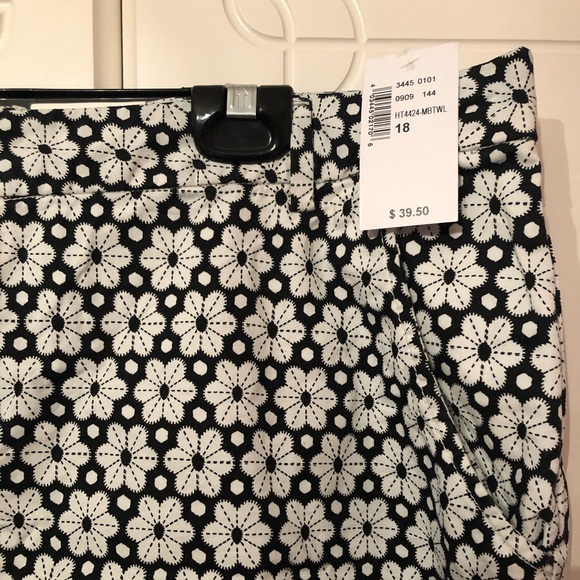 Floral mid rise shorts - Picture 2 of 5